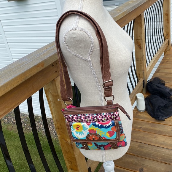 Lily Bloom Brightly Patterned, coated “thermoplastic“ Crossbody and More Bag! - Picture 4 of 11